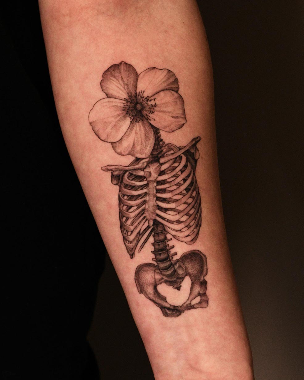 tattoo skelett mit blütenkopf